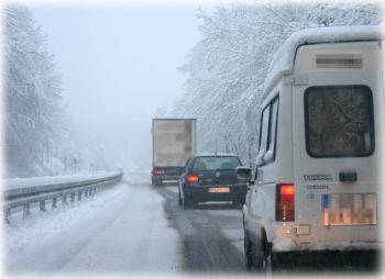 Schnee auf der Fahrbahn - Stau durch LKW